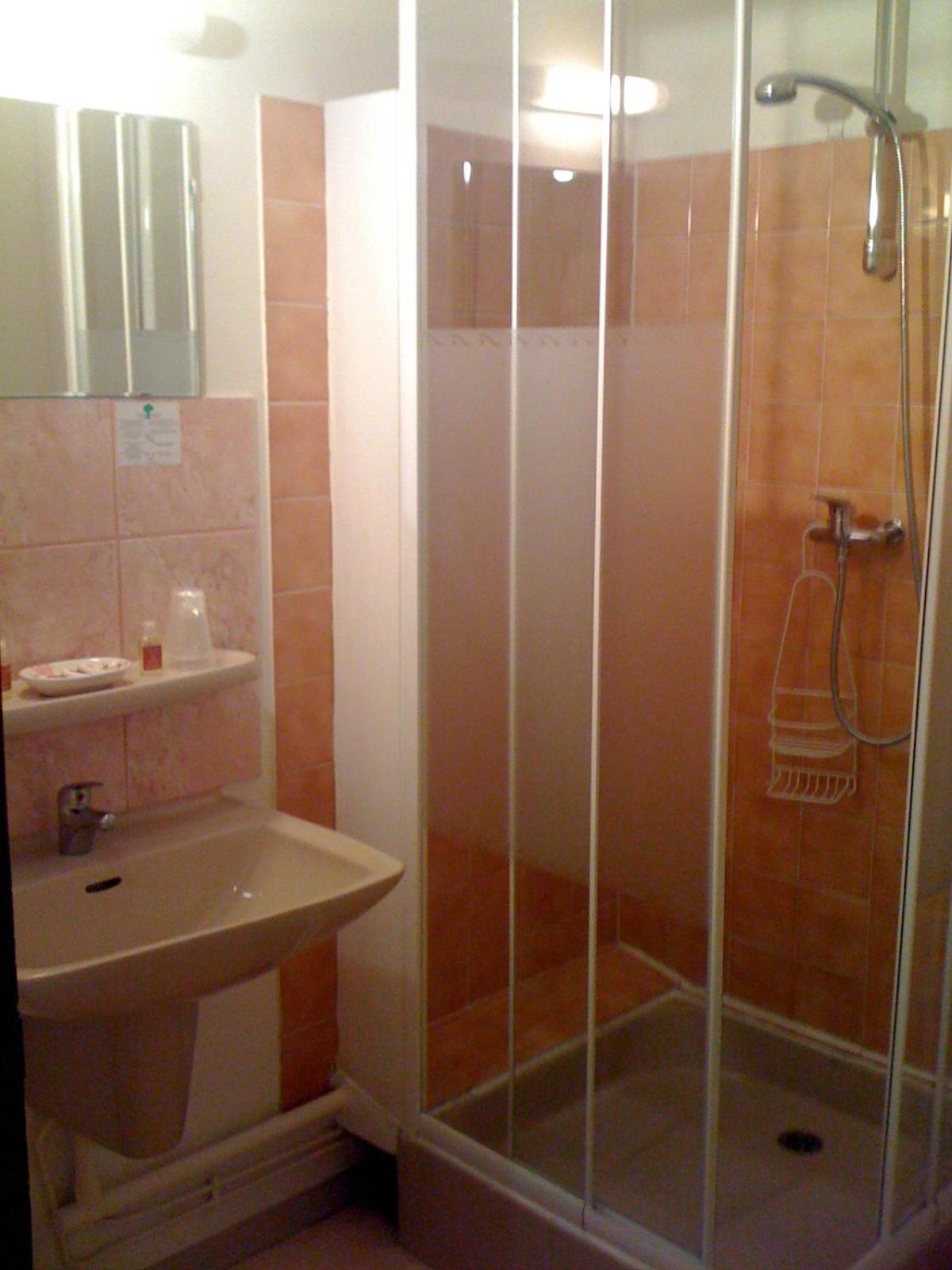 Hotel Du Centre Pierrelatte Exteriör bild