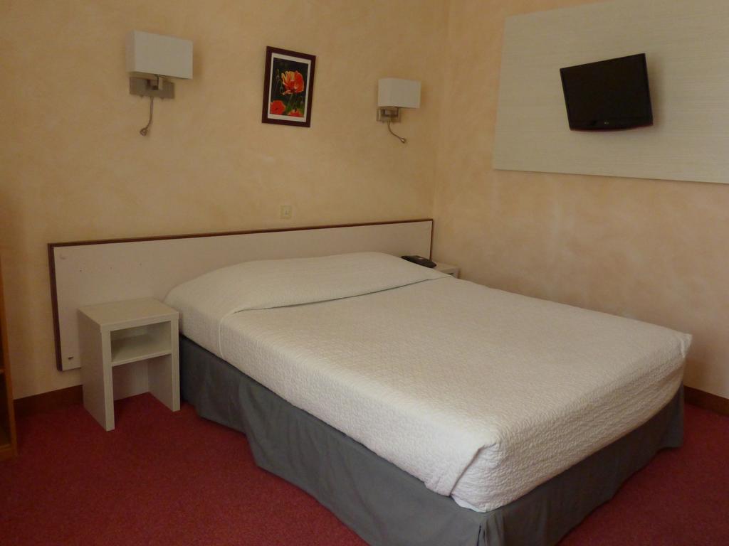 Hotel Du Centre Pierrelatte Exteriör bild